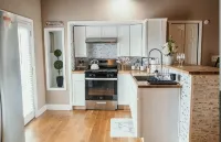 Couples Getaway - Guesthouse/ In-Law Suite with Jacuzzi/Sauna/Pool - 3-Star