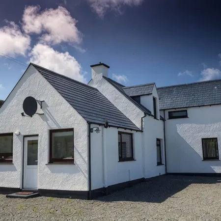 Beautiful & warm family home in stunning location. Close to great hiking trails.