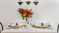 Tropical Garden Family Home & Penthouse - Sleeps 8 Walk to Beach, BBQ, Hot Tub