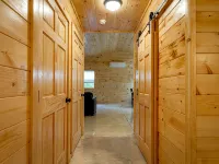 Cayuga Lake Cabins, Gorgeous Log Cabin home, Cabin C, fire pit, dog friendly Hotels in Seneca County