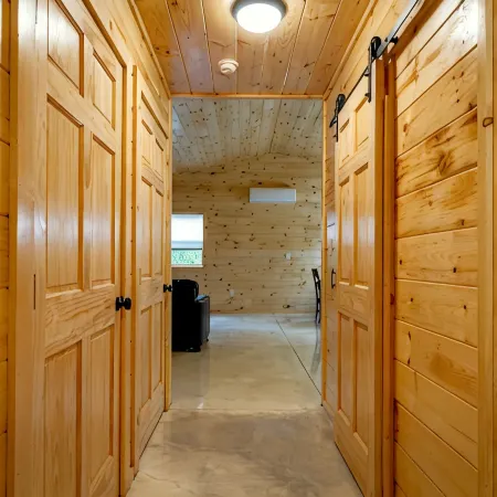 Cayuga Lake Cabins, Gorgeous Log Cabin home, Cabin C, fire pit, dog friendly