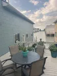 Comfy lake home  on the water mins from cp, sports force, downtown and the jet - Bungalows