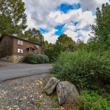 Cabin 115, Luxury 6 bedroom, 3 bath cabin minutes from Downtown Lexington!