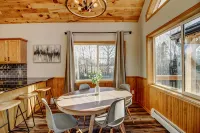 Private - 7 bed 3 bath Lake Cabin +Hot Tub +Dock +2 Pedal Boats +2 canoes +Sauna - 샬레 호텔