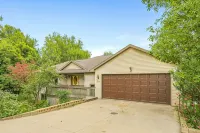 NEW Spacious Lakehouse Retreat +private pier - 4-Sterne