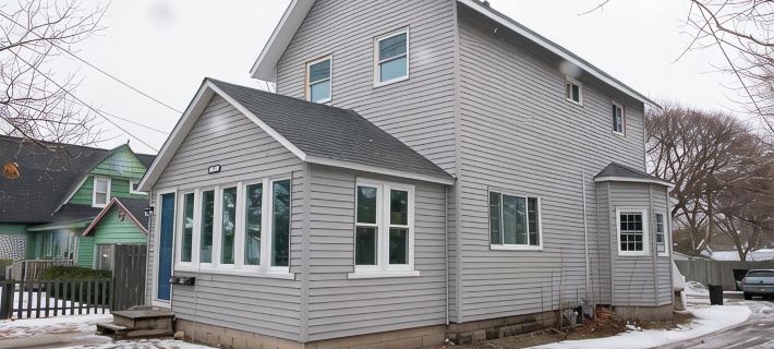 Remodeled 2-bedroom first floor unit in the heart of Downtown  Charlevoix. Hotels in Charlevoix