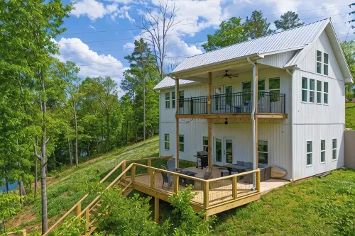 Lakefront Luxury Retreat, Kayaks, Game Room, Firepit, Pool Table & Private Dock - 4-Star