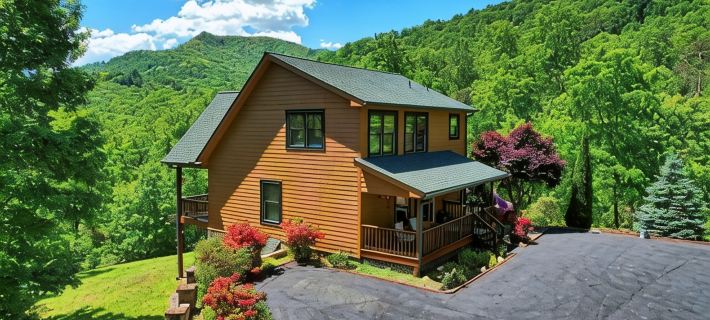 Bear Valley Retreat | Cozy and Private Cabin near Lake Chatuge | Dog Friendly Hotels in Towns County