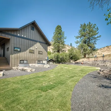 Newly built cabin with private 2 acres, pool & hot tub