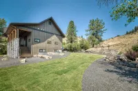 Newly built cabin with private 2 acres, pool & hot tub - Alppimaja