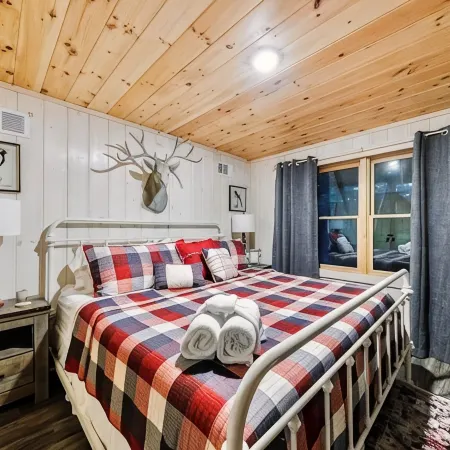 Secluded Cherry Log Cabin - Sauna - Hot Tub - Putting Green