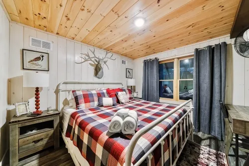 Secluded Cherry Log Cabin - Sauna - Hot Tub - Putting Green - Alphydda