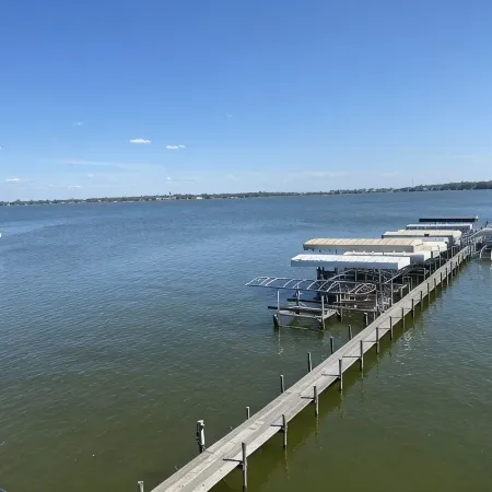 Waterfront Condo- Best View! Отели в г. Клир Лейк