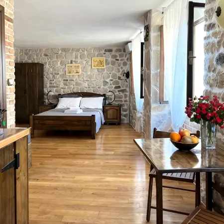 Una Apartments