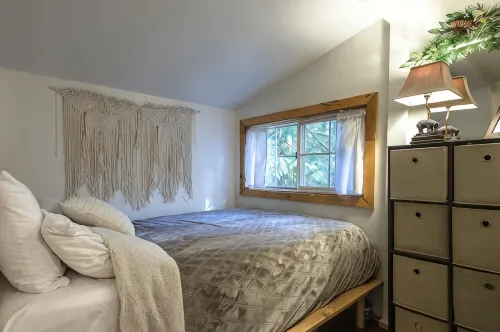 Cozy Cabin near Mt Hood with Hot Tub