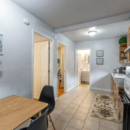 Marbella Lane - 2BR Guest House Dtwn RWC Pking