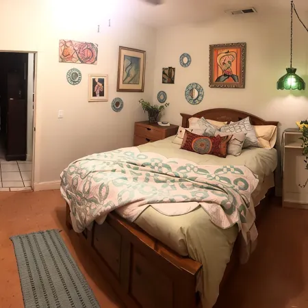 Stylish, Eclectic two bedroom Retreat Near Downtown & Redwood Отели в г. Юкайа