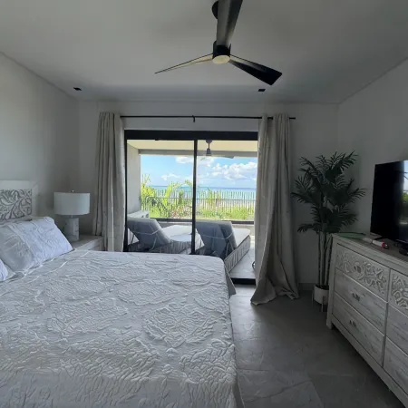 Luxurious Oceanfront Condo with Rooftop Pool on Brighton Beach– Sleeps 4