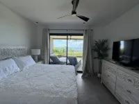 Luxurious Oceanfront Condo with Rooftop Pool on Brighton Beach– Sleeps 4
