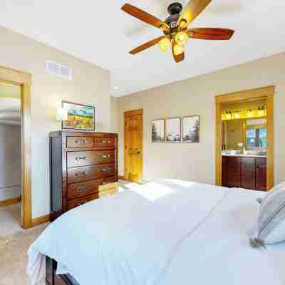 Modern Mountain Retreat/Incredible Mountain Views/Stylish Kitchen/Spotless Rooms