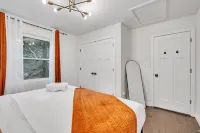 Mountain Chic Retreat-Harpers Ferry, the AT, Wine country w/ Lake Beach passes! - 4-Star