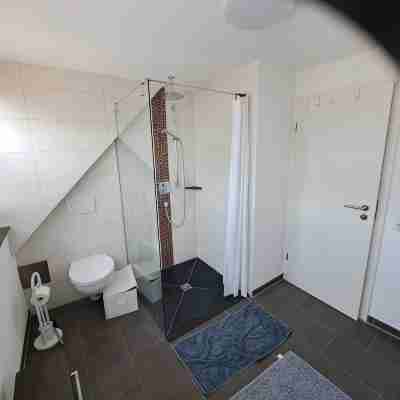 Close to the city, good public transport connections, good infrastructure Rooms