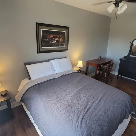 2 Bedroom Travelers Suite with Queen and Full Bed
