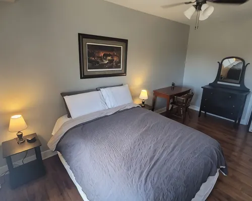 2 Bedroom Travelers Suite with Queen and Full Bed Hotels in Rock County