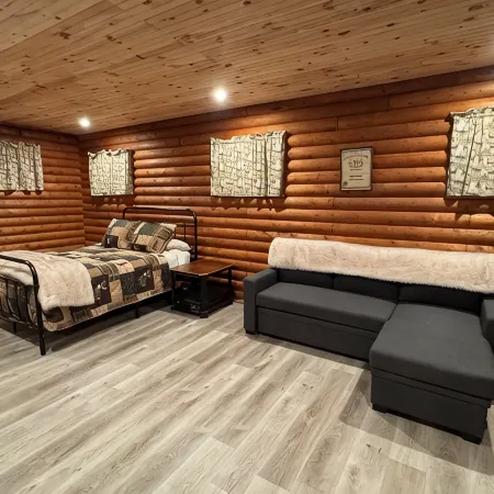 Charming log cabin on gravel back road with peace, quiet, all amenities of home