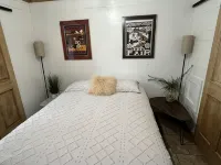 Cozy cabin in serene natural setting. Rustic charm with modern amenities! - Wi-Fi