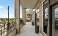 Modern Luxury West Des Moines Condo - Balkon