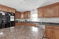 4Br Near Downtown Bristol w/ Yard & Parking - Wifi