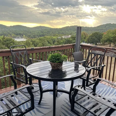 Charming 2-bedroom Penthouse condo with AC, WiFi in lovely BransonMo