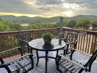 Charming 2-bedroom Penthouse condo with AC, WiFi in lovely BransonMo