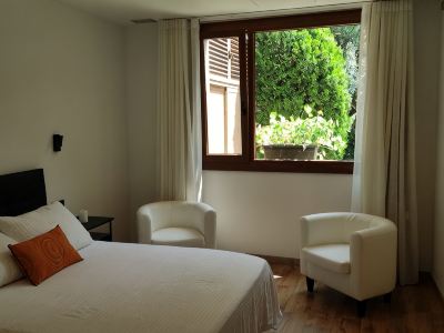 Independent lodging with exit to the garden. Close to airport, subway and train.