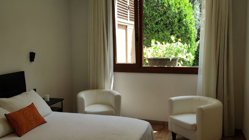 Independent lodging with exit to the garden. Close to airport, subway and train.