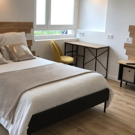 Studio 35 m2 Refait à Neuf Hotels in Fougeres