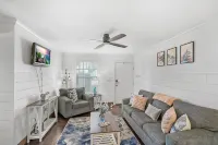 Historic District Gem, Modern 1BR Condo + Parking - Alojamientos