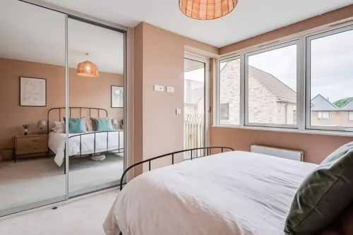 Family-friendly Getaway - Garden Parking Sleeps 7 - 2-Star