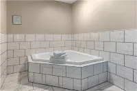 Clarion Pointe Indianapolis Airport - Hot Tub