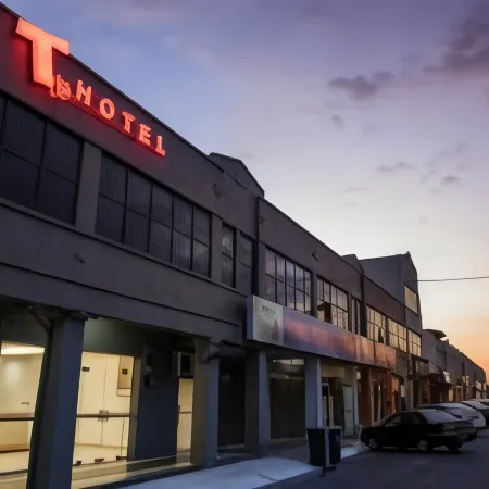 T Hotel Anggerik Отели рядом с достопримечательностью «Храм Никродхарам»