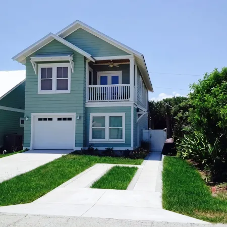 Modern 2B Carriage House 300' from the beach, walk to restaurants, sleeps 4