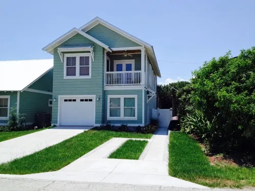 Modern 2B Carriage House 300' from the beach, walk to restaurants, sleeps 4