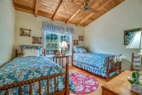 Highlands Hideaway Two Blocks from Main Street