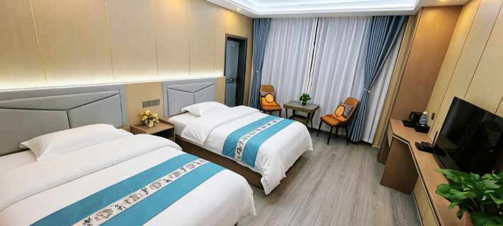 Ouman Express Hotel (Xining18013826771 Caojiabao Airport) Отели в г. Хайдун