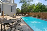 Sparkling pool • Historic 6-BR Oasis Near Downtown - مسبح خاص