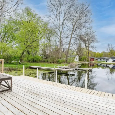 Cozy lakefront home on Big Barbee Lake