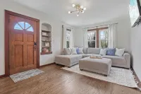 Cottage on Park - Close to Lake!