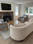Newly renovated home with lake views, only one block from the beach! - 무료 와이파이