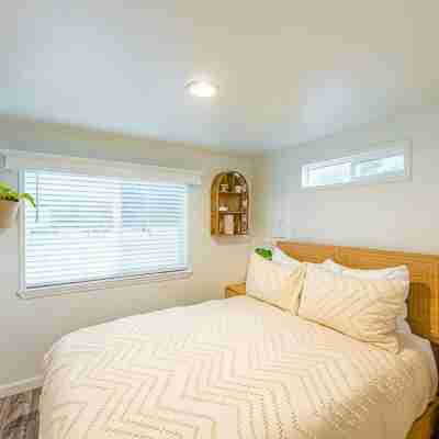 Rainforest Tiny Home Retreat: Boho Rooms